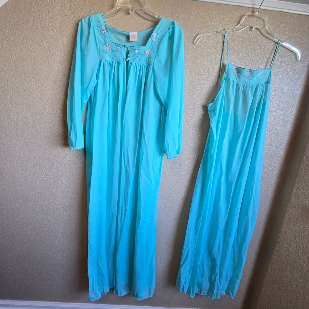 Vintage Miss Dora New York Turquoise Blue Embroidered peignoir set M